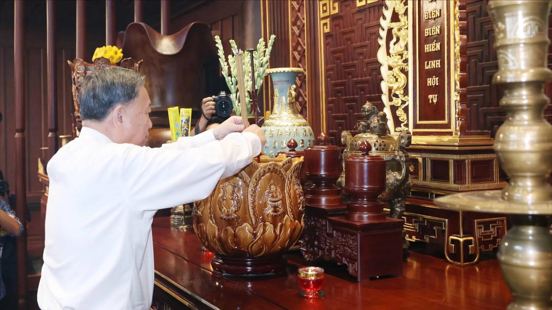 Tổng Bí thư dâng hương tưởng niệm các anh hùng, liệt sĩ